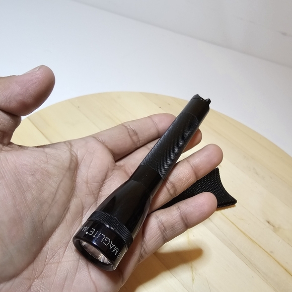 Mini Maglite AA 5.75" Long Black with Belt Sheathe Holder Included Working - Picture 6 of 8